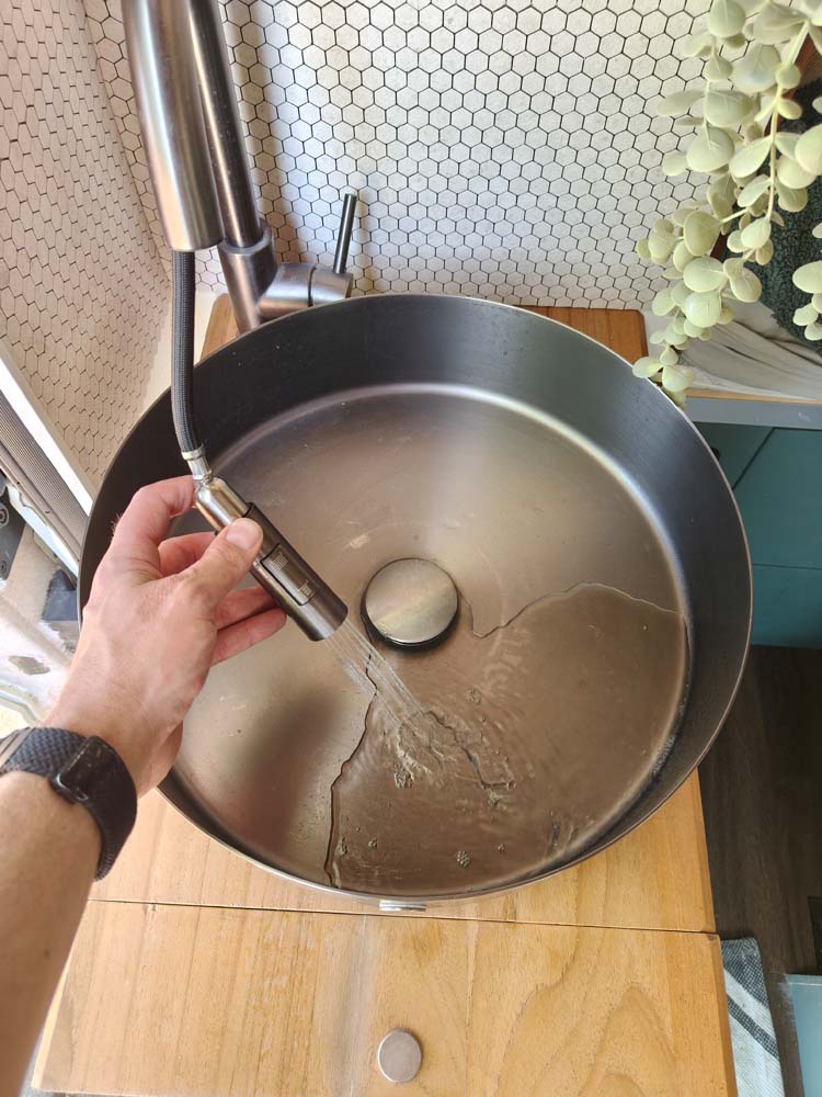 Keuken — spoelbak met houten blad